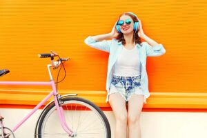 Ragazza che ascolta musica con sfondo arancione