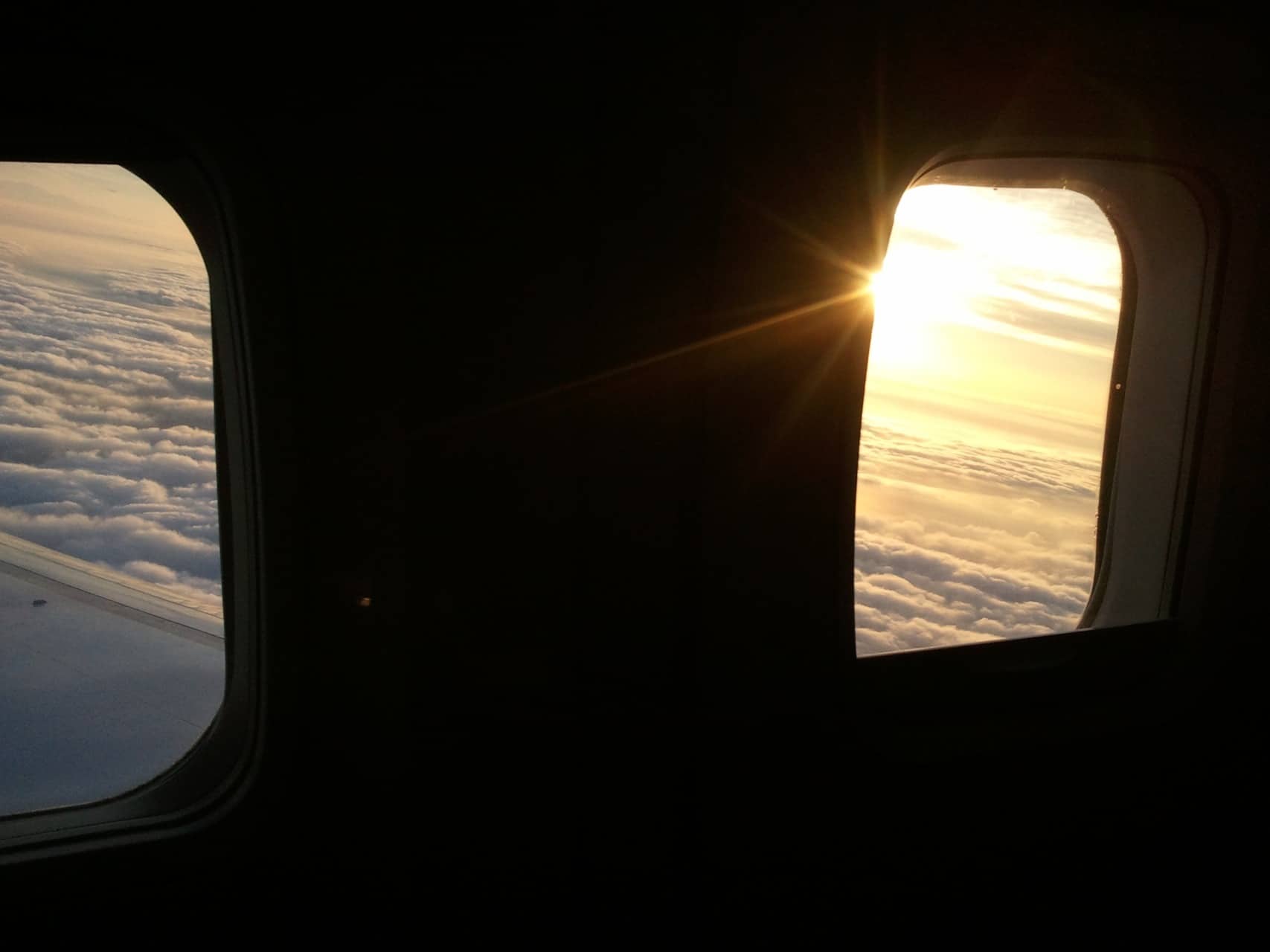 alba vista dal finestrino in aereo