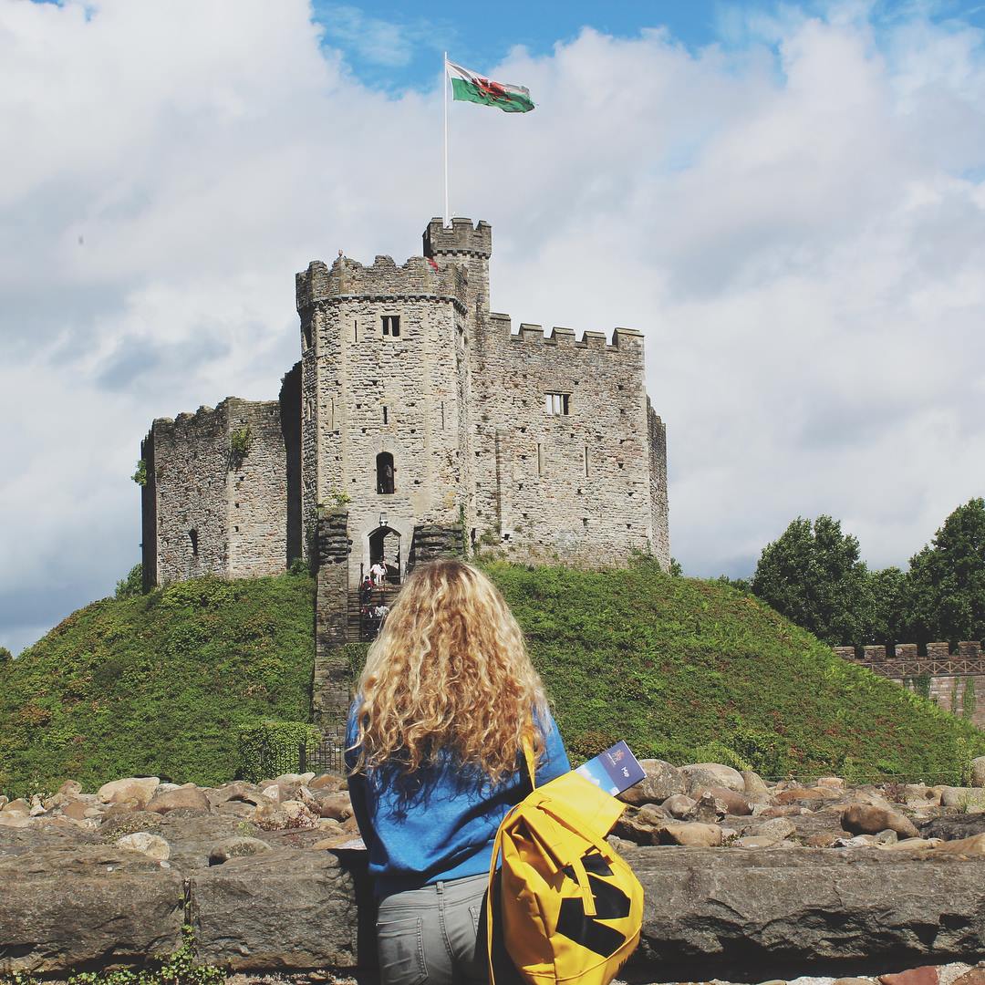 Castello di Cardiff studentessa con zaino MLA