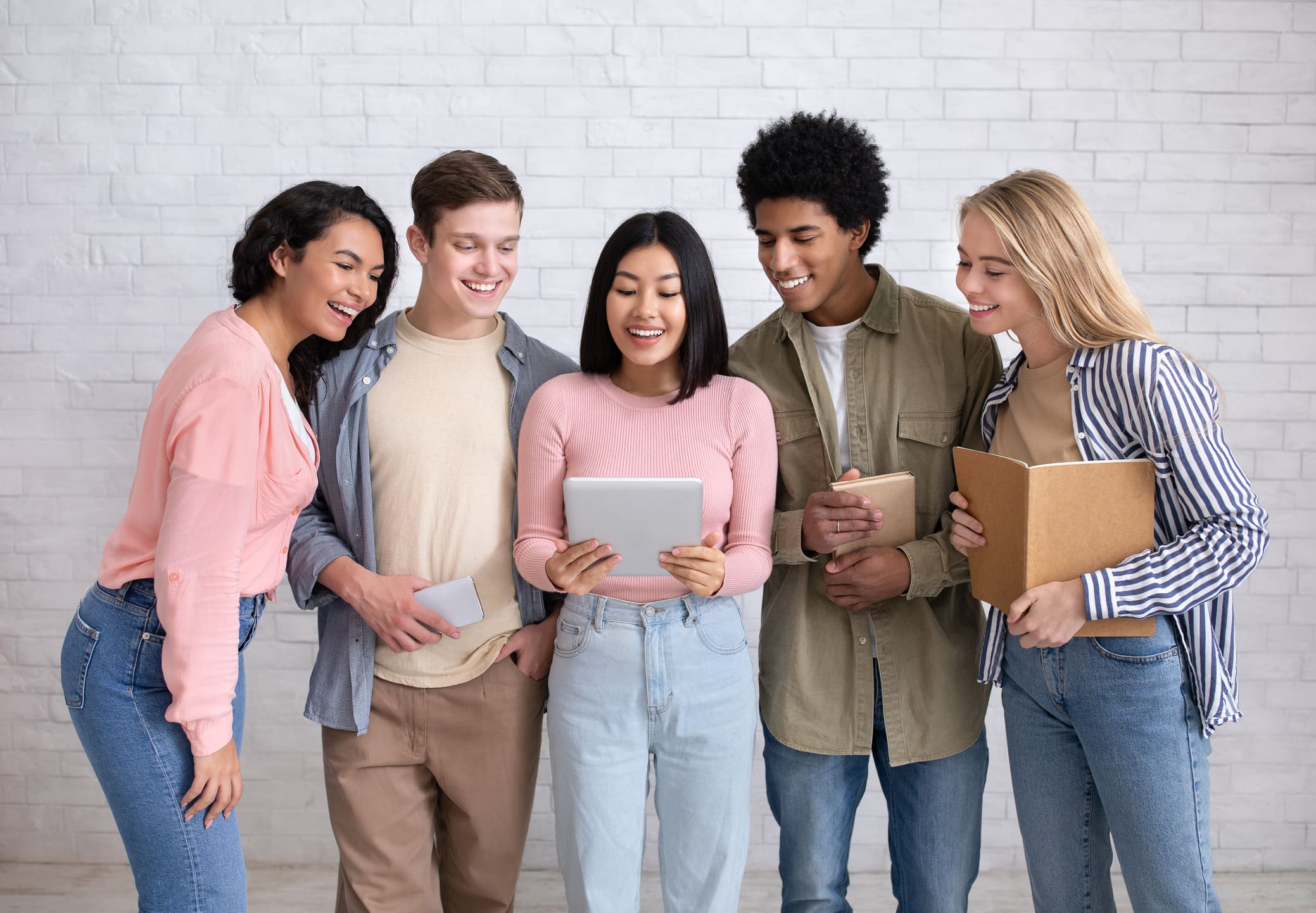 ragazzi che studiano in gruppo