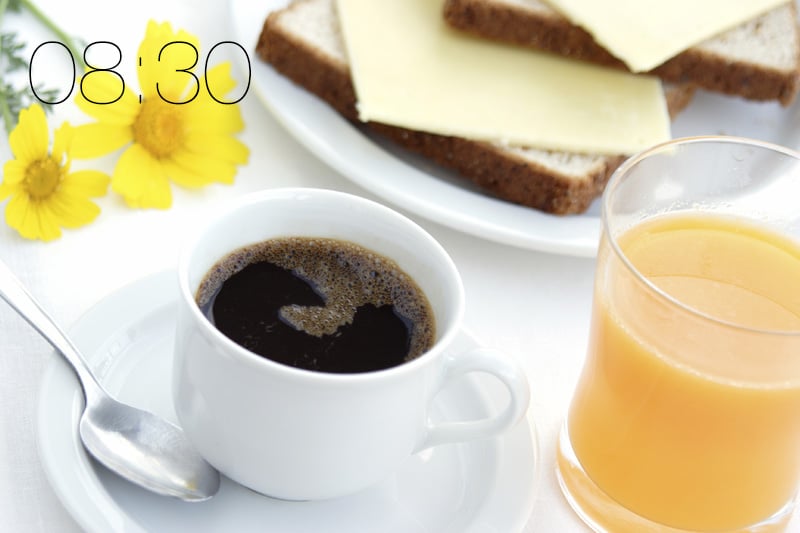 Colazione con una tazza di caffè e succo