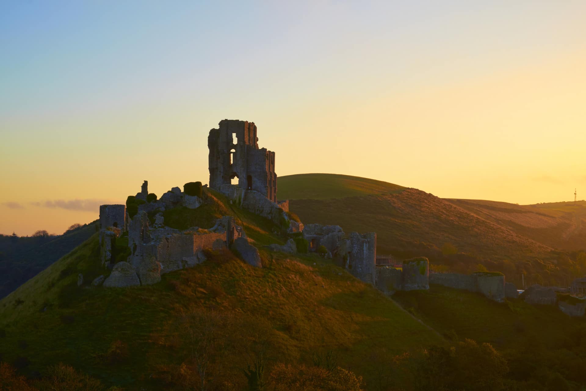 Corfe castle in Inghilterra durante la stagione autunnale