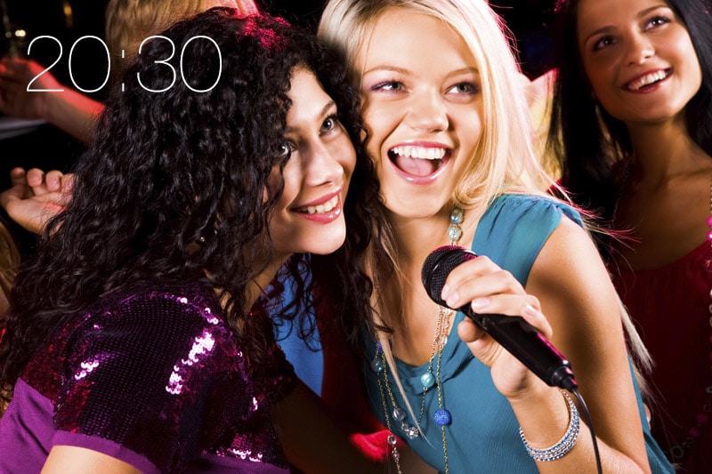 Ragazze che cantano con un microfono in mano