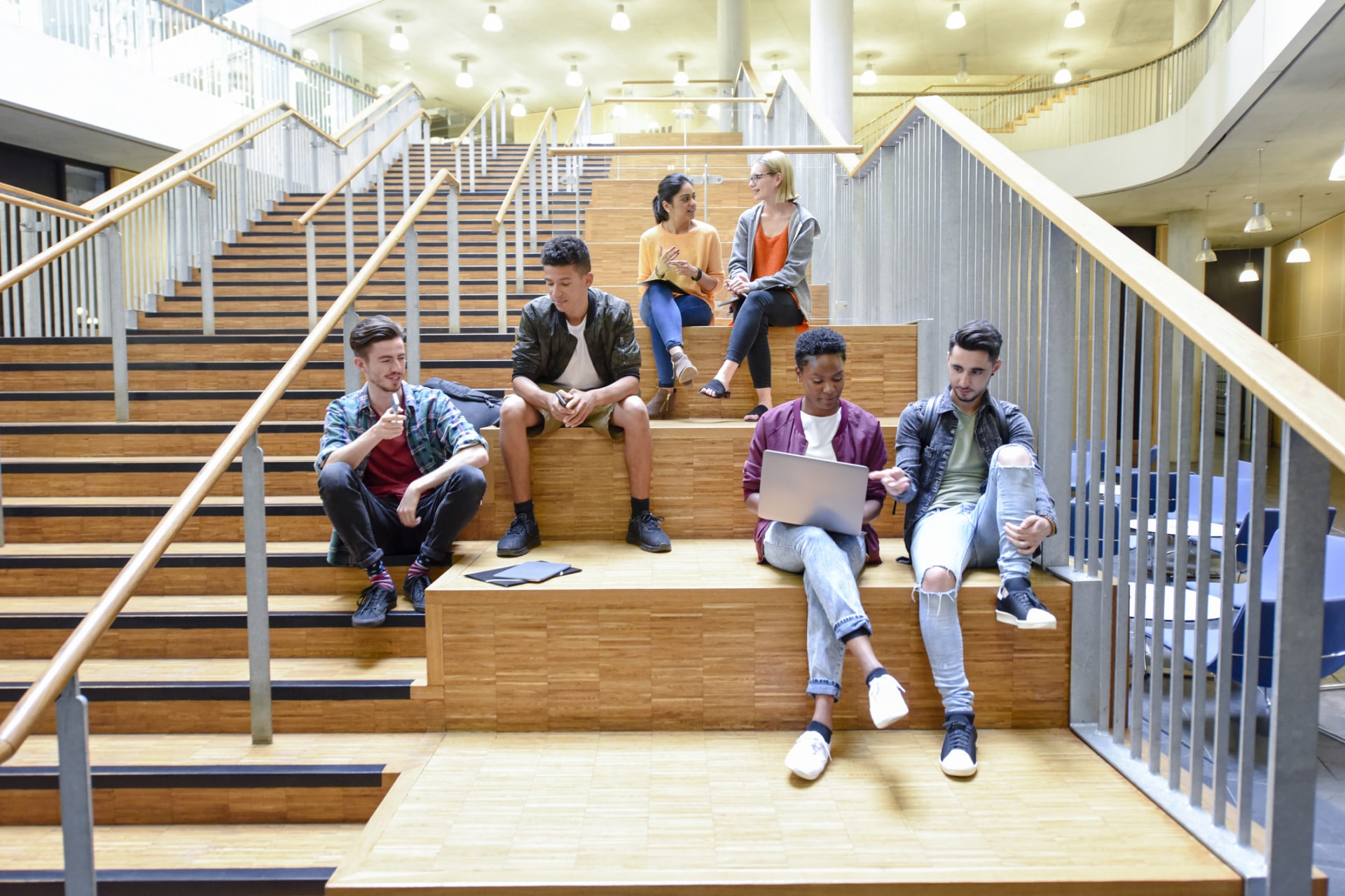 Gruppo di studenti seduti sulle scale del college