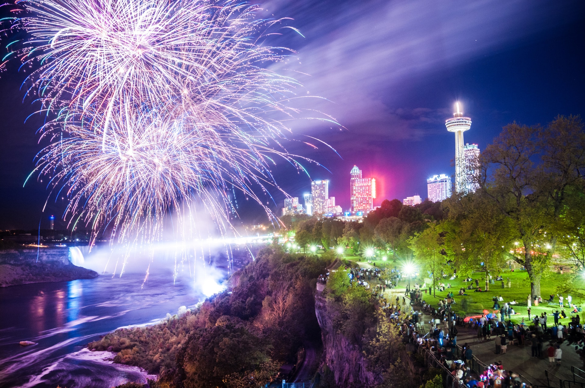 Fuochi d'artificio sulle cascate del niagara