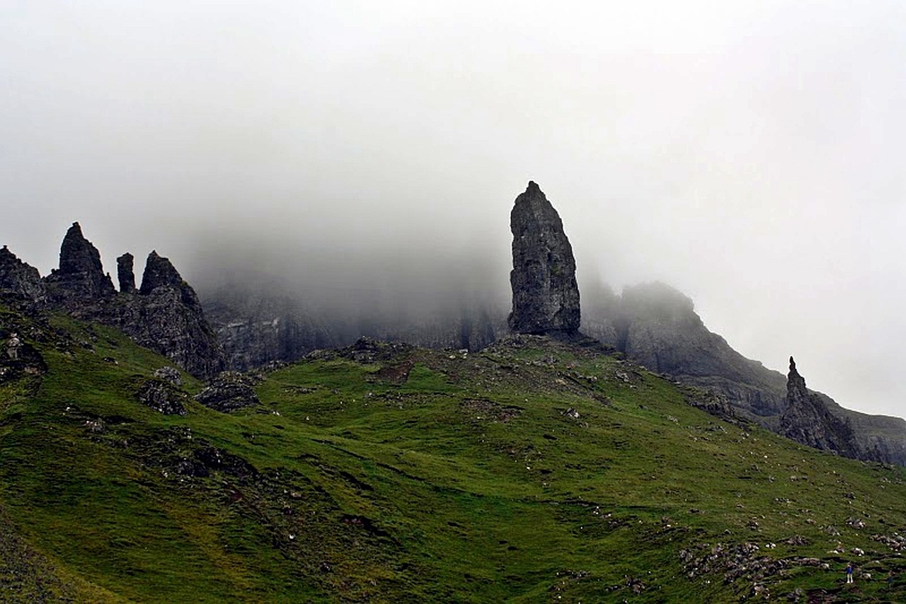 Montagna rocciosa con nebbia
