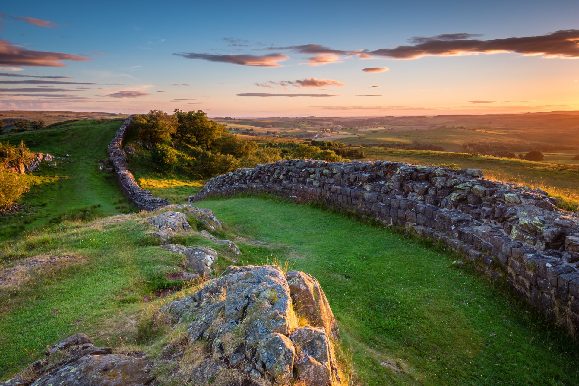 Il vallo di Adriano con le mura romane nel Northumberland durante l'autunno