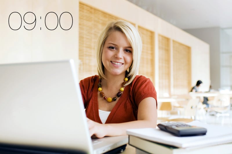 Ragazza bionda davanti al pc mente lavora