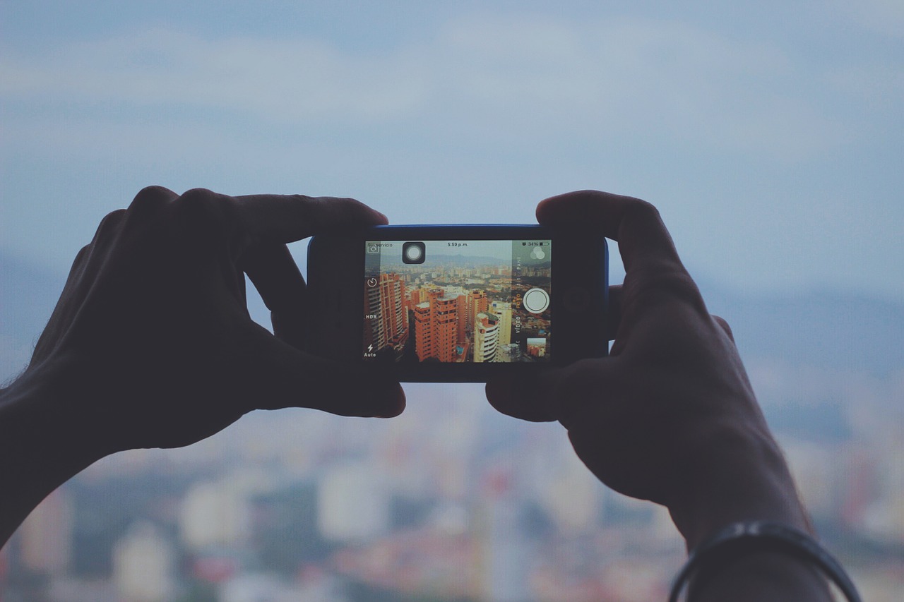 Ragazzo con iphone che scatta una foto