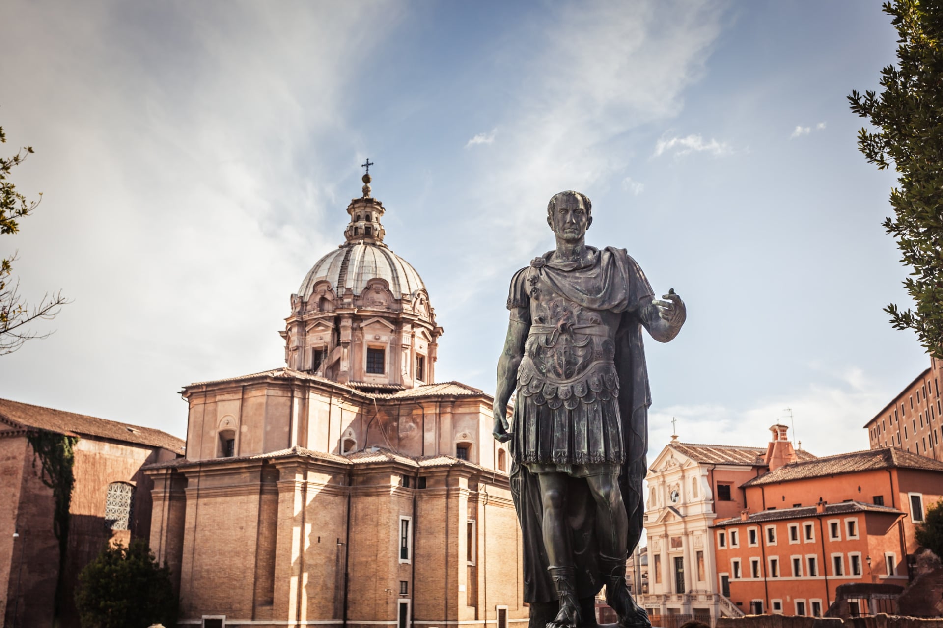 Giulio Cesare statua Roma Fori imperiali