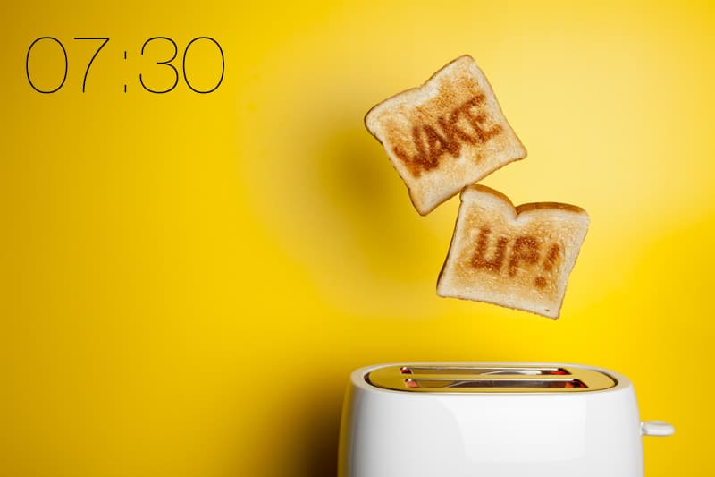 Tostapane sfondo giallo con scritta Wake Up!