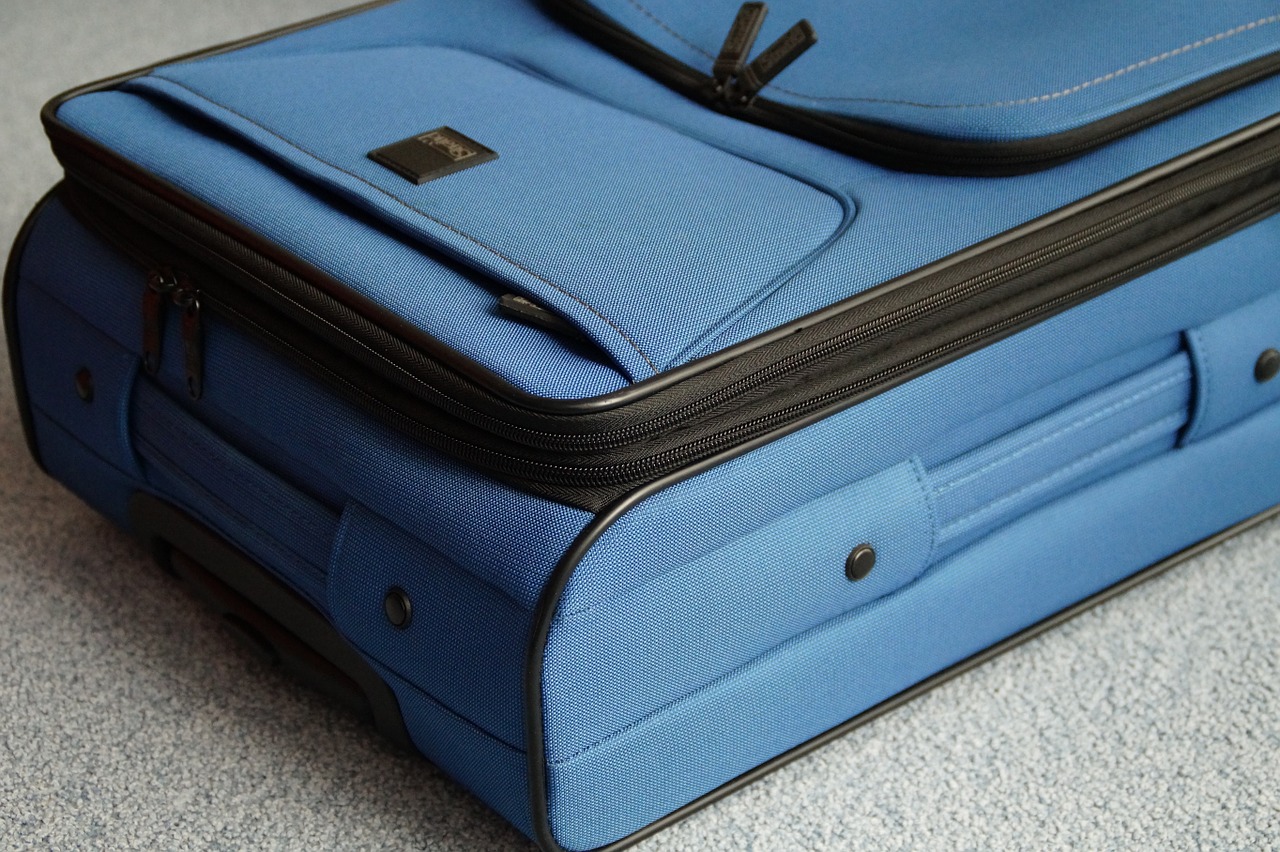 valigia blu in aeroporto
