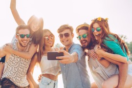 Paestum INPSieme Campania Italia Grandi MLA gruppo di giovani selfie