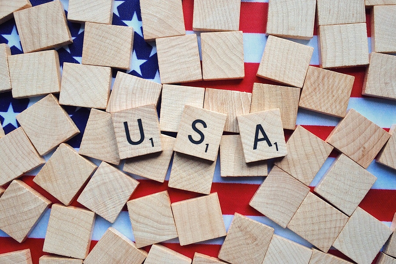 10 Parole ed espressioni dello slang americano da conoscere Bandiera americana con sopra tasselli in legno con la scritta USA