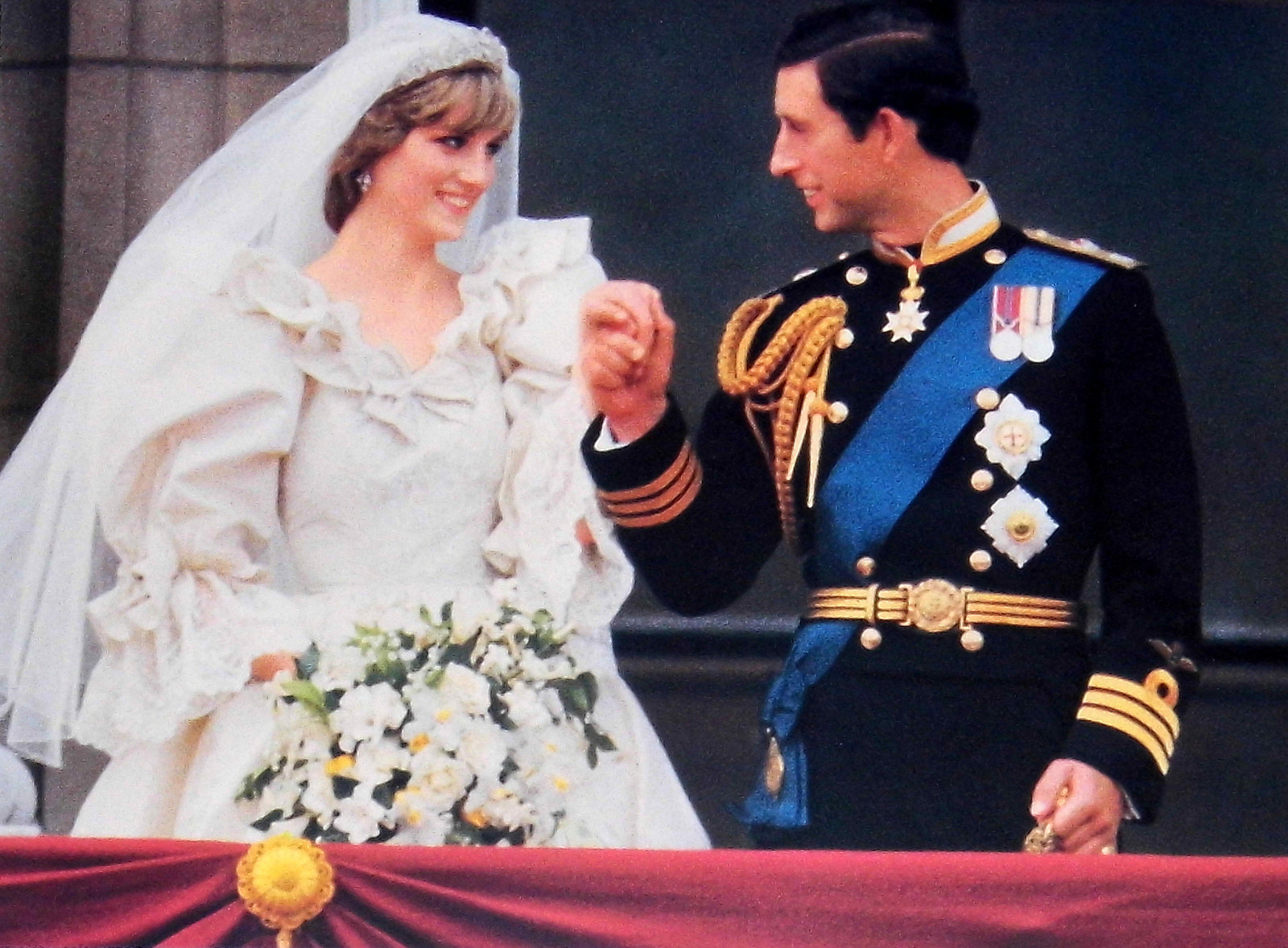 8 modi in cui Lady Diana è andata contro l’etichetta reale Photo Flickr by Joe Haupt "The Wedding of Princess Diana and Prince Charles", Photograph at Buckingham Palace.