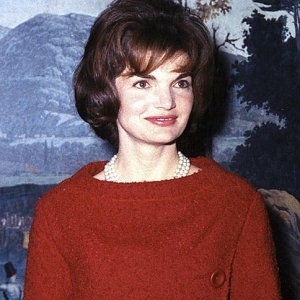 Il giro del mondo con 20 donne che hanno cambiato la storia 484px-Mrs_Kennedy_in_the_Diplomatic_Reception_Room_cropped