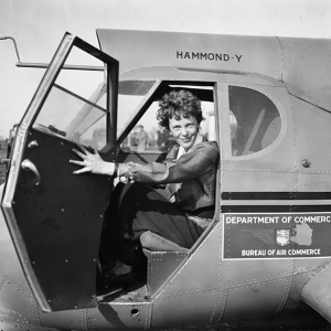 Il giro del mondo con 20 donne che hanno cambiato la storia 747px-Amelia_Earhart_LOC_hec.40747