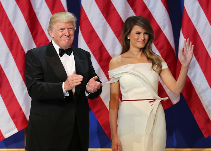 10 curiosità su Melania Trump Donald e Melania Trump salutano e applaudono