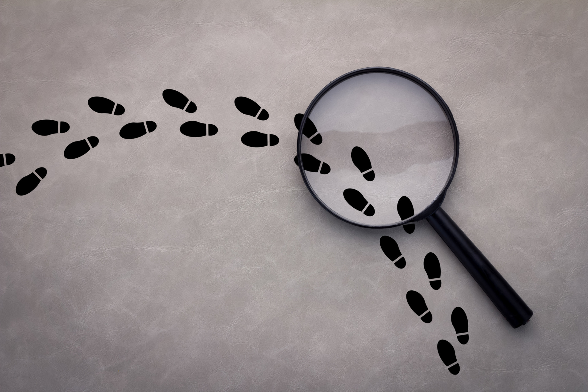Sir Arthur Conan Doyle: a tour guide sulle orme di Sherlock Holmes Magnifying glass over footsteps