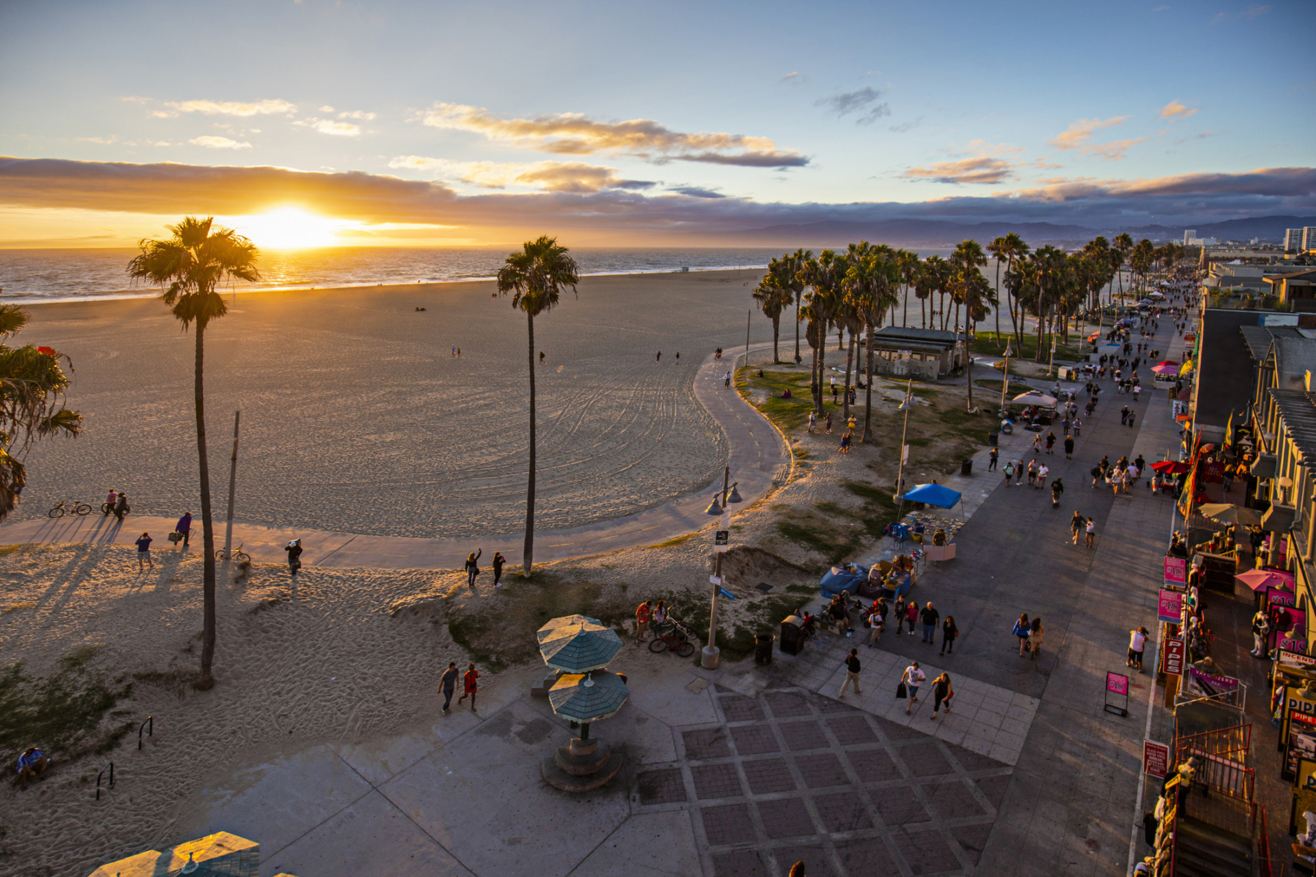 10 cose che non sai su Los Angeles Tourists walking on footpath by beach during sunset