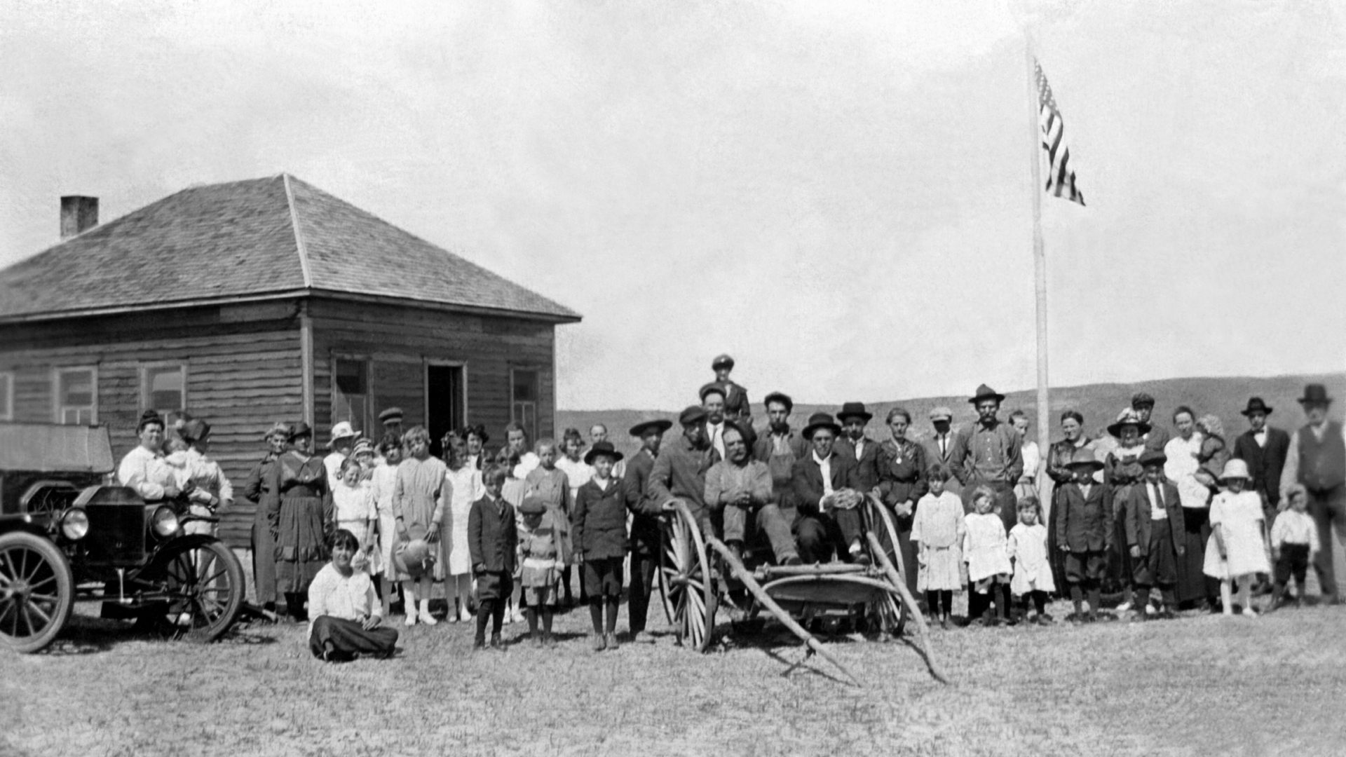 Lesson Plan: La libertà di stampa e il film The Post Large group portrait of an entire town standing outdoors near the town hall with a cart and a car.