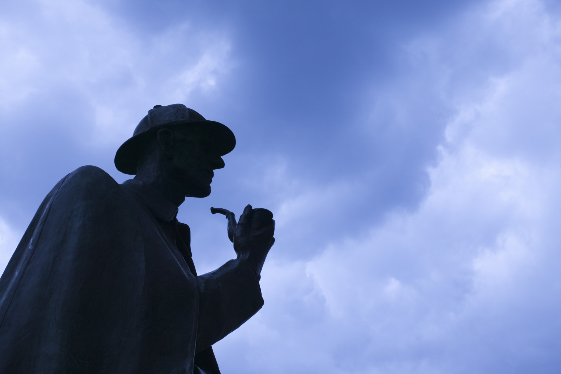 Sir Arthur Conan Doyle: a tour guide sulle orme di Sherlock Holmes Silhouette of Sherlock Holmes statue, London, England