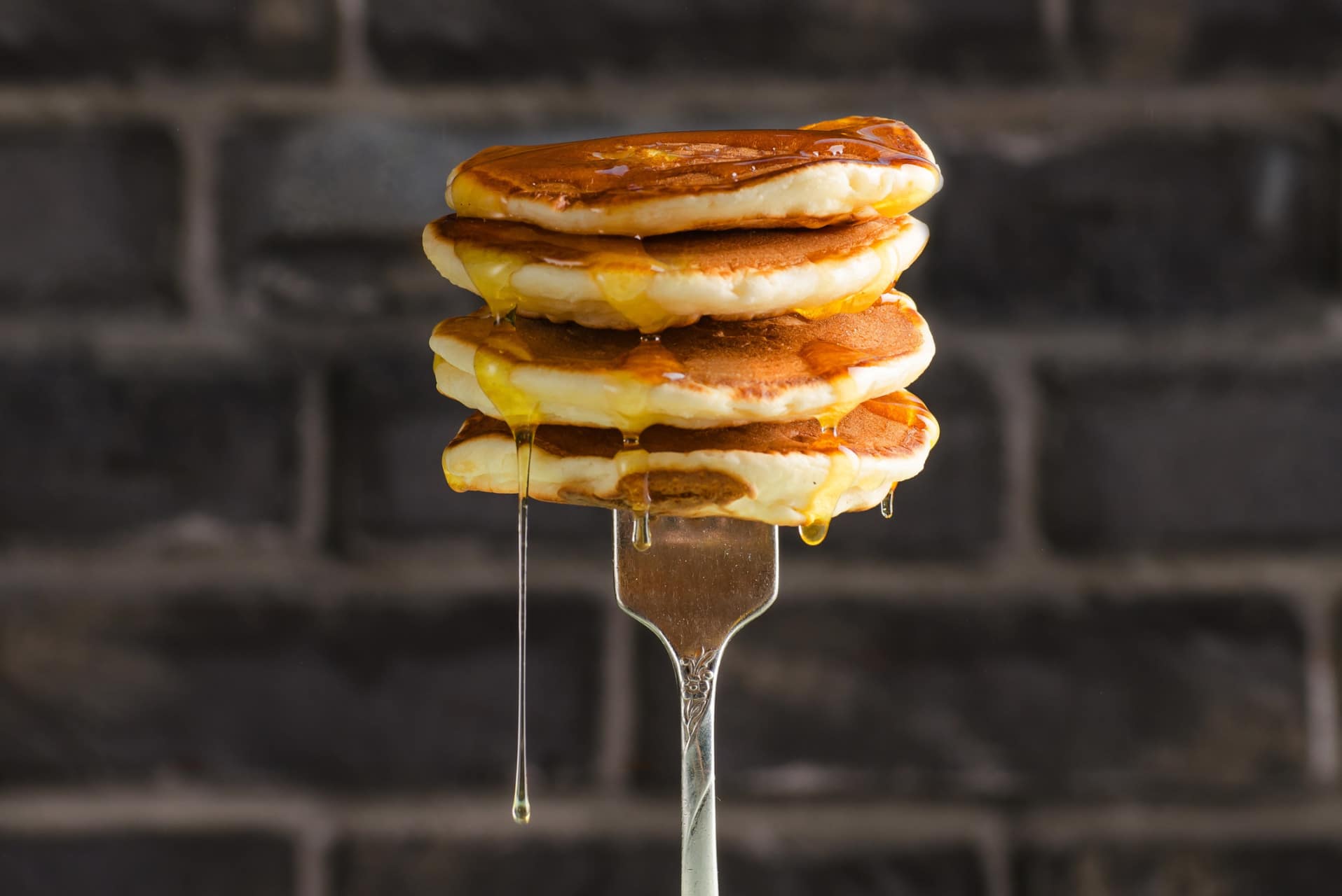 Alla scoperta del Canada con "Anna dai capelli rossi" Pancakes con sciroppo d'acero su una forchetta