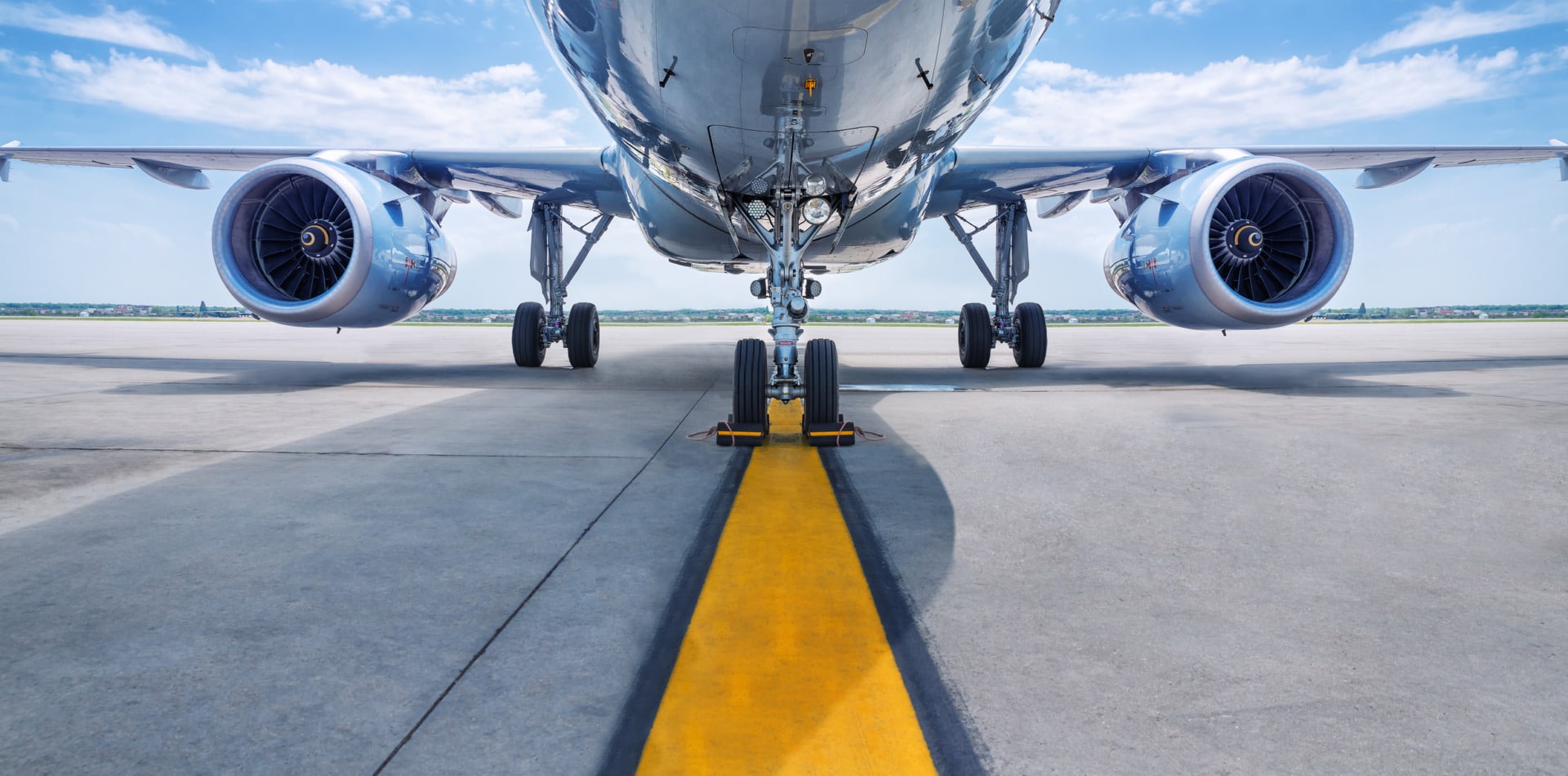 Cose che gli assistenti di volo notano subito appena sali a bordo Aereo su pista ripreso dal basso