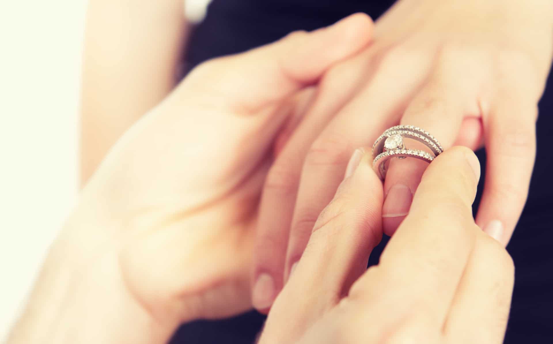 Il matrimonio ai tempi di Jane Austen Mano con anello di fidanzamento