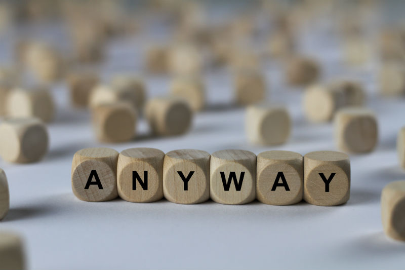 I gap filler: espressioni in inglese che salvano la conversazione dadi in legno che compongono la scritta anyway