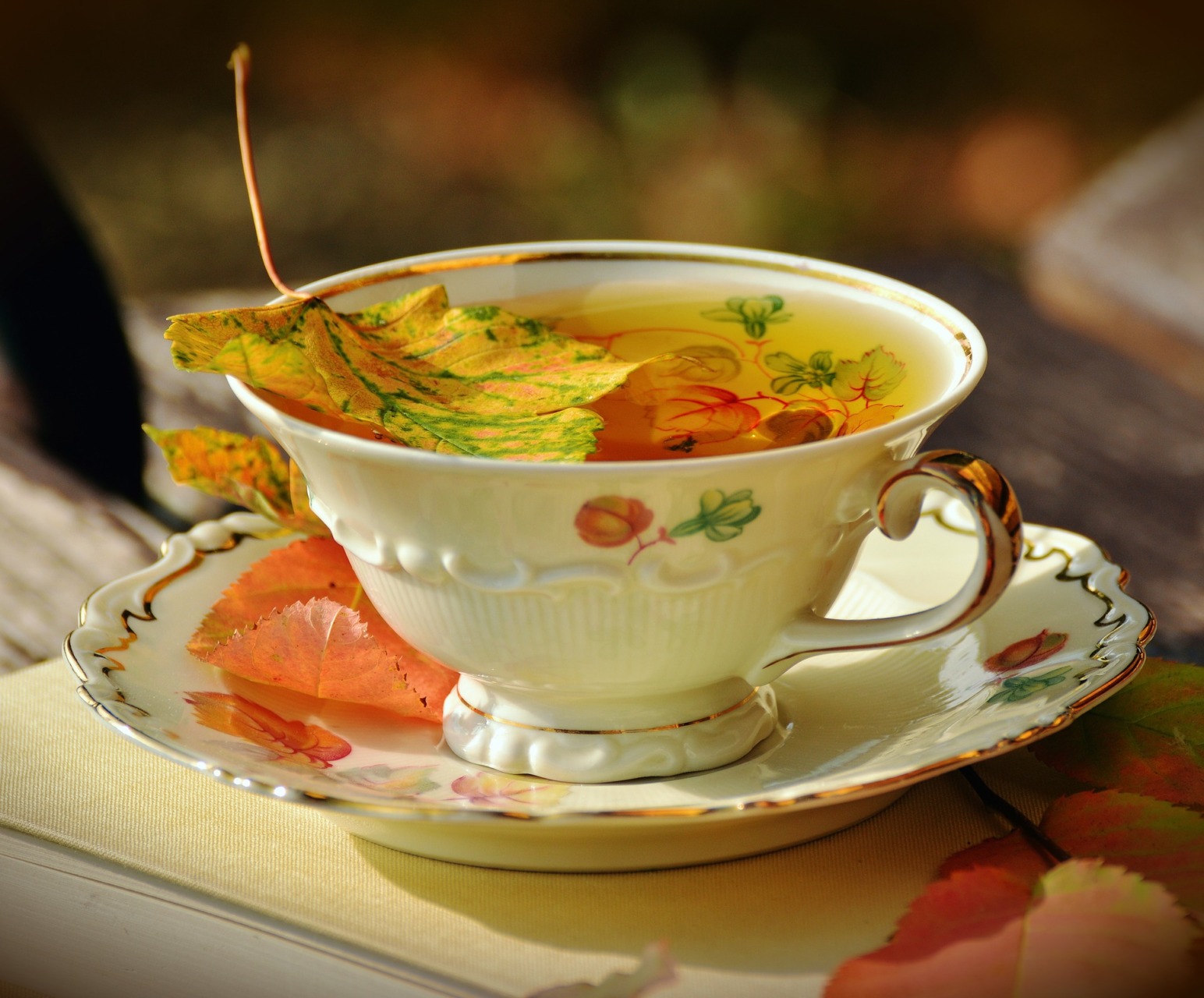 Autunno: le feste nel mondo tazza di tè con foglia autunnale dentro