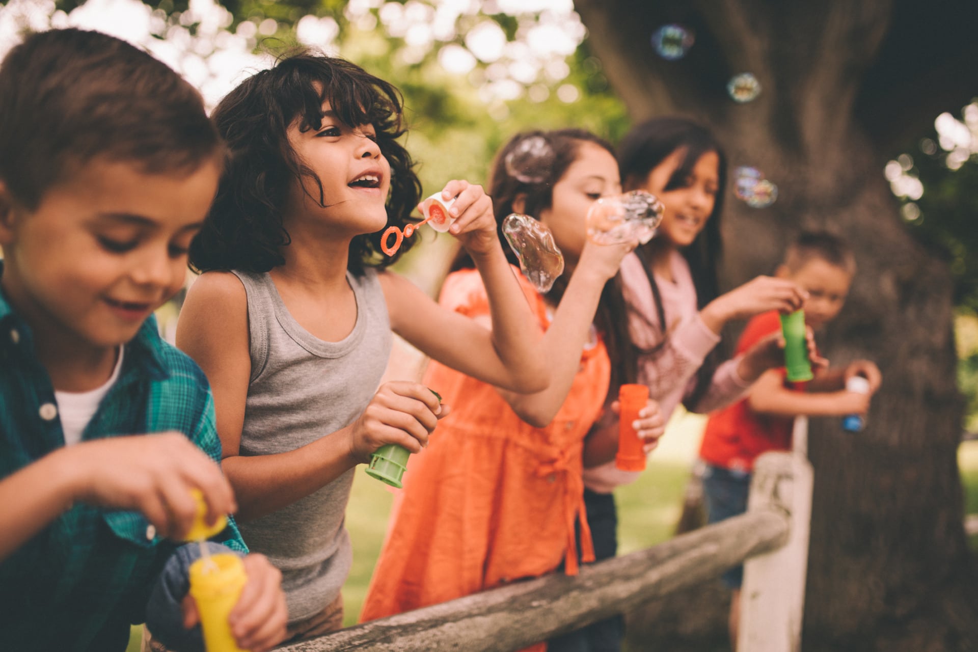 Qual è l'età giusta per la prima vacanza da soli? Bambini con bolle di sapone