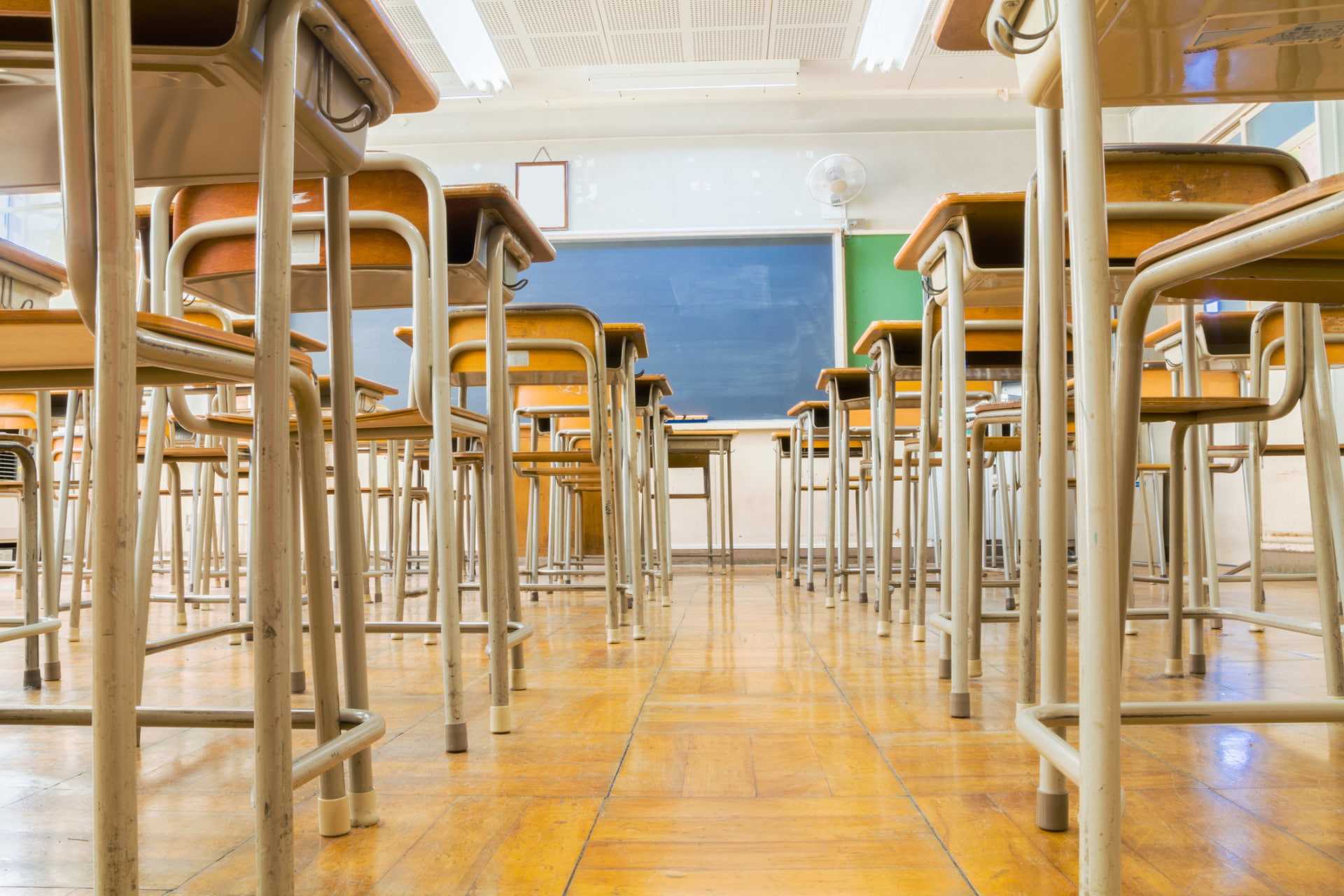 Le strategie educative per una didattica efficace banchi di scuola in classe