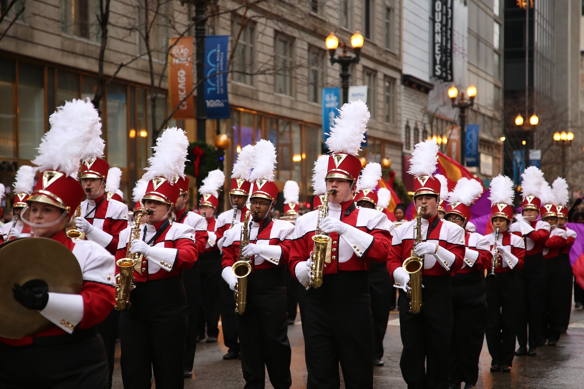 7 curiosità sulla Festa del Ringraziamento Banda che suona per strada