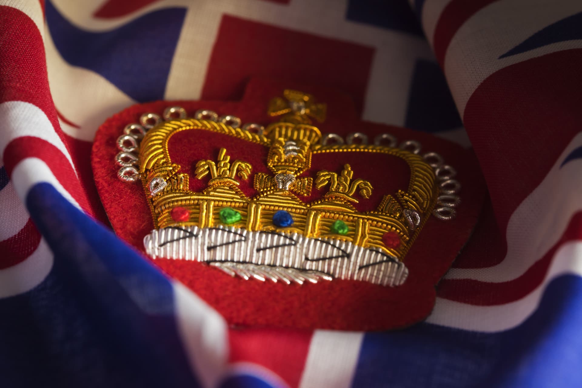 10 cose comuni che i reali non possono fare Corona inglese in stoffa e bandiera UK