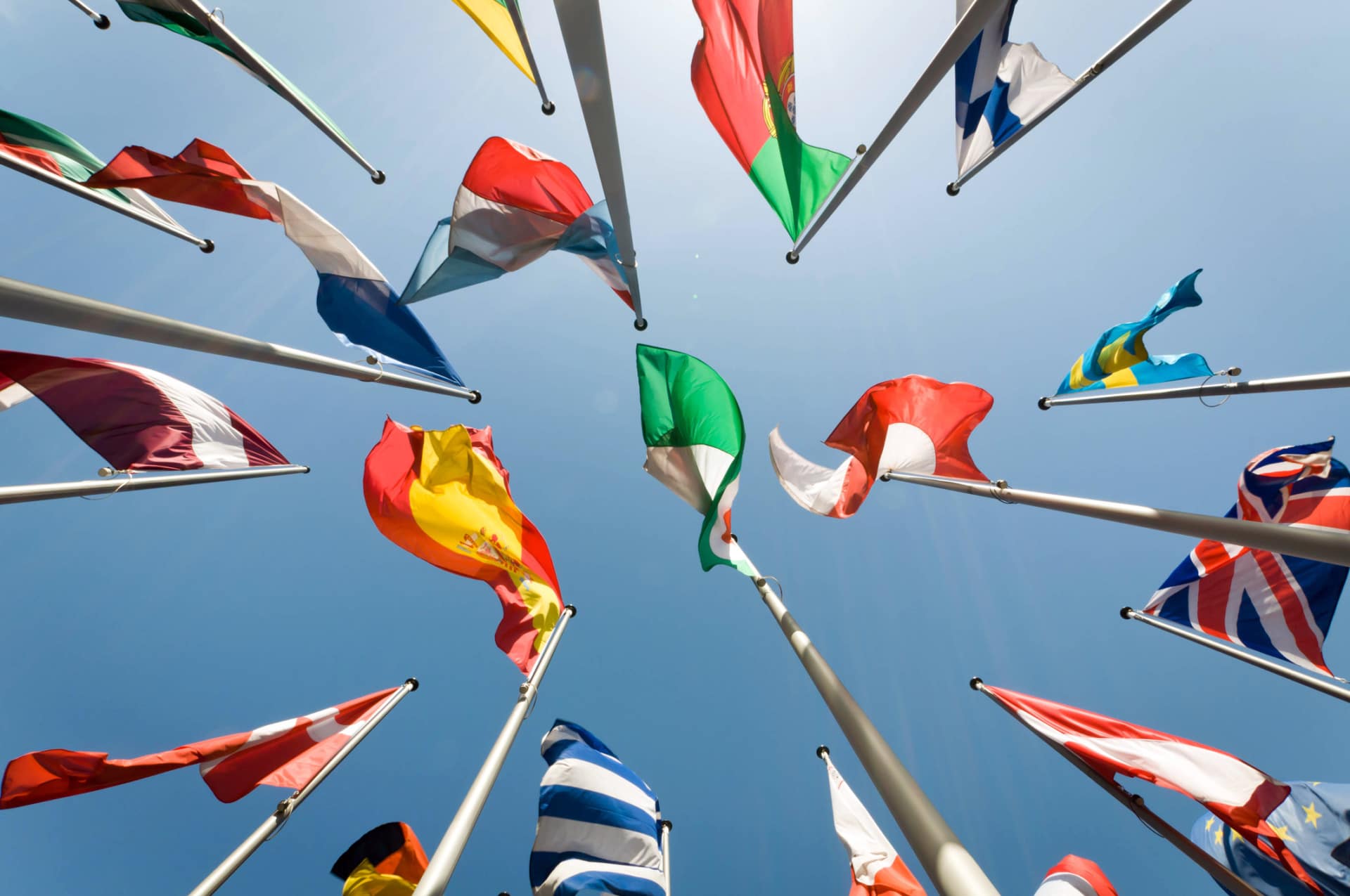 9 maggio: si celebra la Festa dell'Europa Bandiere dei paesi europei riprese dal basso