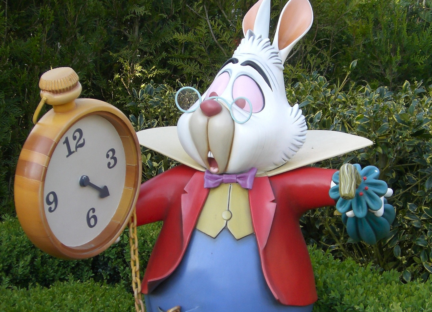 Con Alice nel meraviglioso mondo della letteratura inglese statua del bianconiglio con orologio in mano