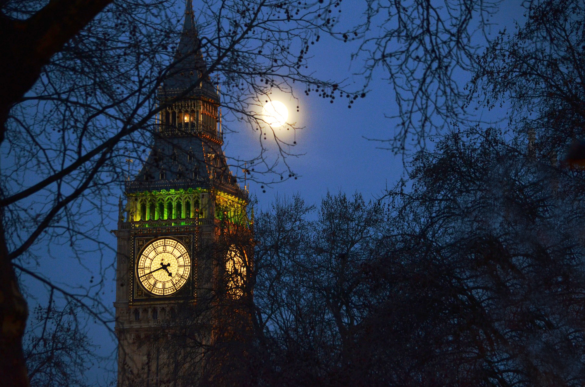 Ghost Tours: dove andare a caccia di fantasmi Cielo notturno con Big ben e luna piena