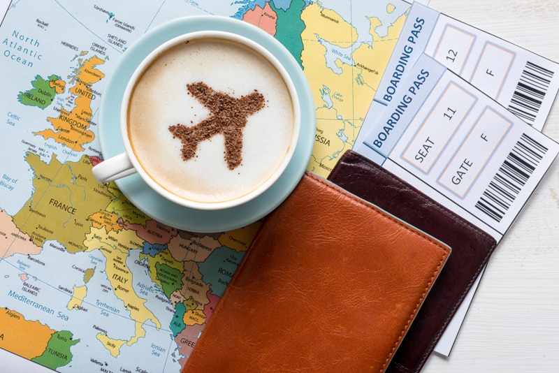 7 consigli utili da seguire quando si è in viaggio tazza con sagoma aereo e biglietti