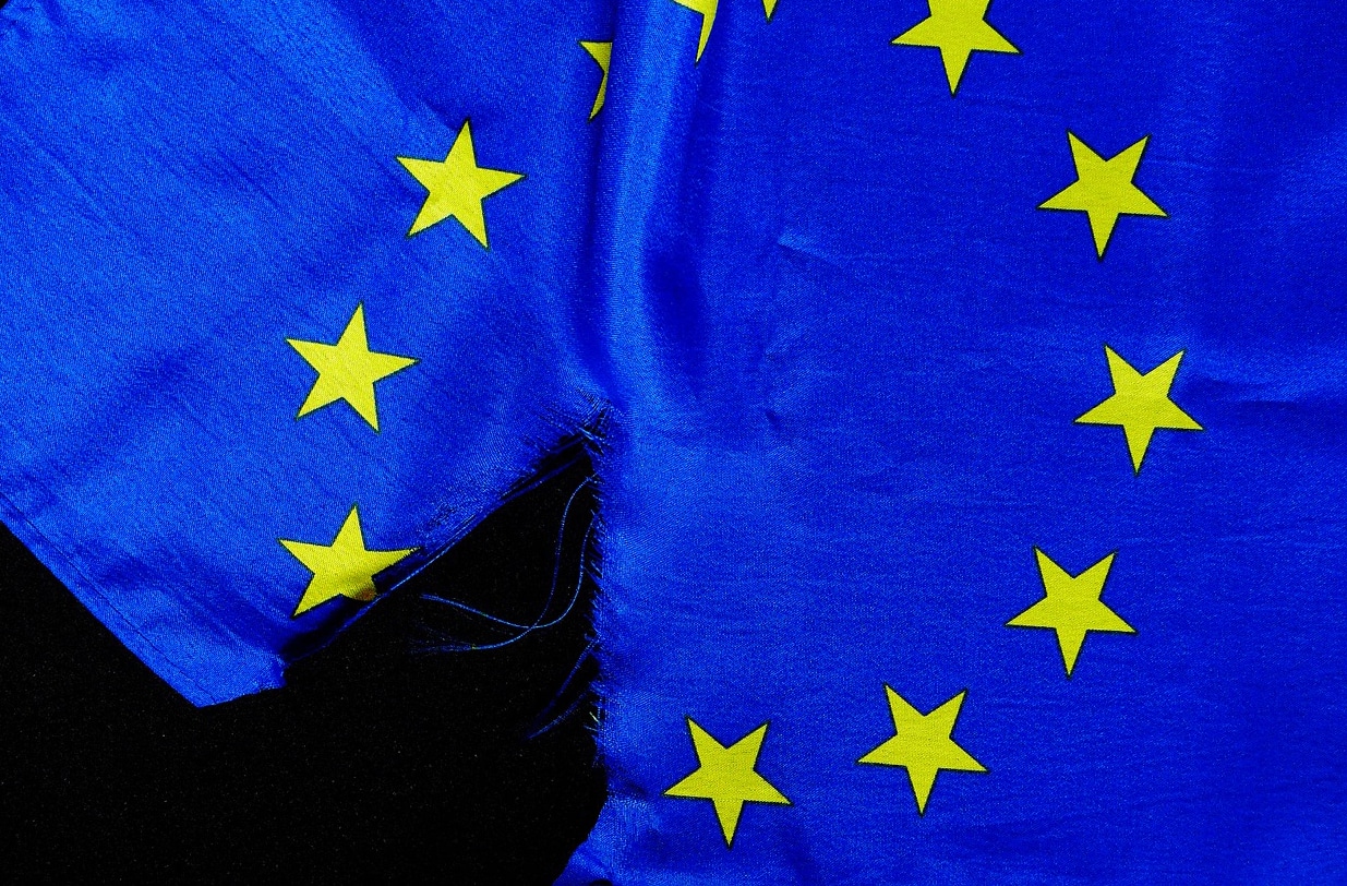 Brexit: che cos'è e cosa cambia per chi va o si trova in UK Bandiera UE strappata