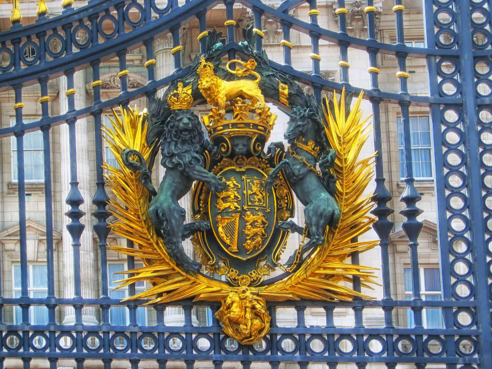 Londra: 10 attrazioni da non perdere Stemma cancello palazzo Buckingam Palace