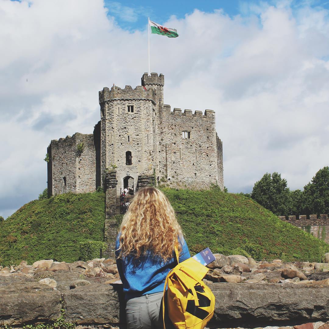 I castelli più belli del Regno Unito Castello di Cardiff studentessa con zaino MLA