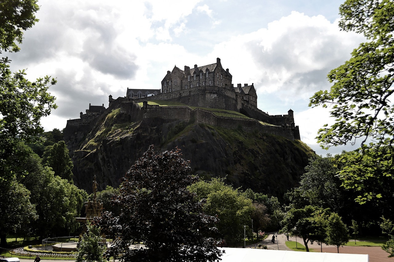 Ghost Tours: dove andare a caccia di fantasmi Castello di Edimburgo su collina