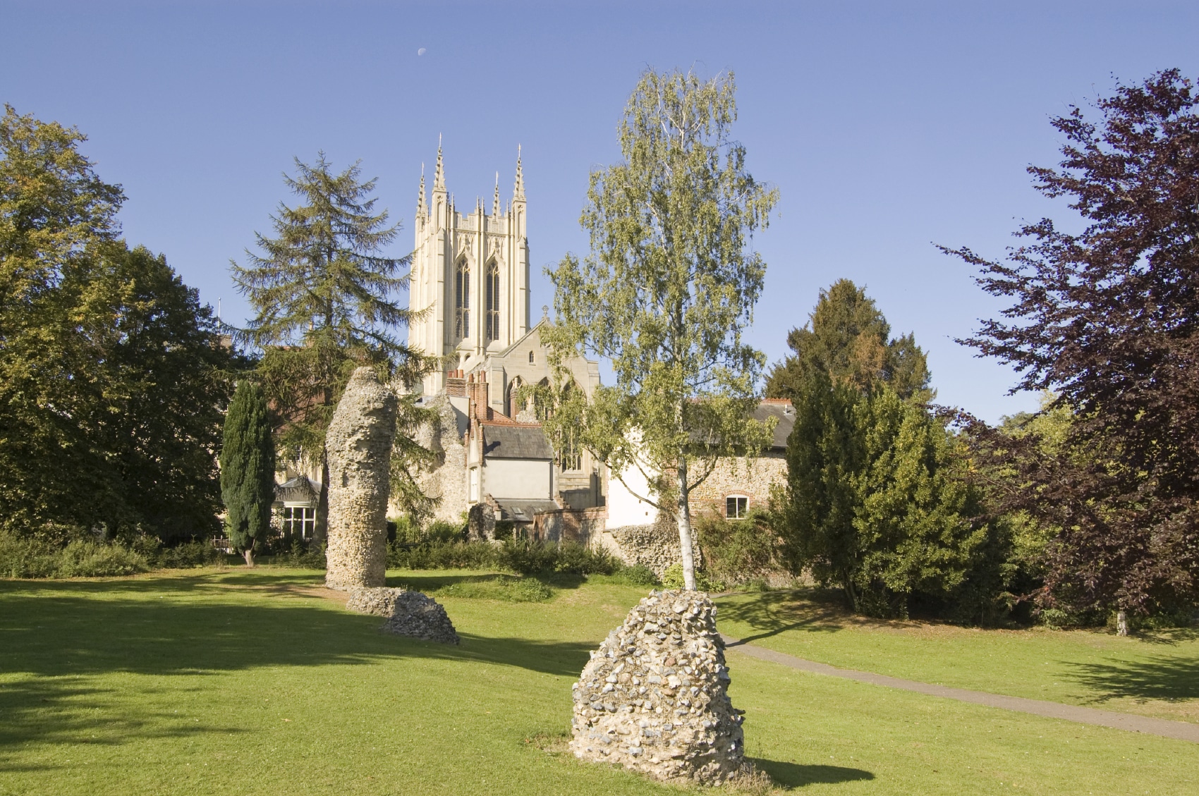 Inghilterra: le città che non ti aspetti Vista parziale della cattedrale di Bury St. Edmund
