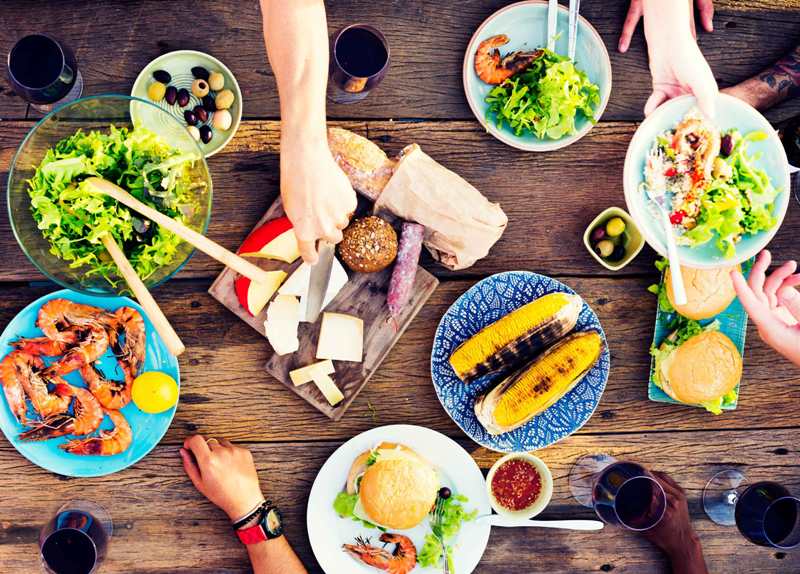 Le cose da non fare durante un viaggio all’estero Food Table Celebration Delicious Party Meal Concept