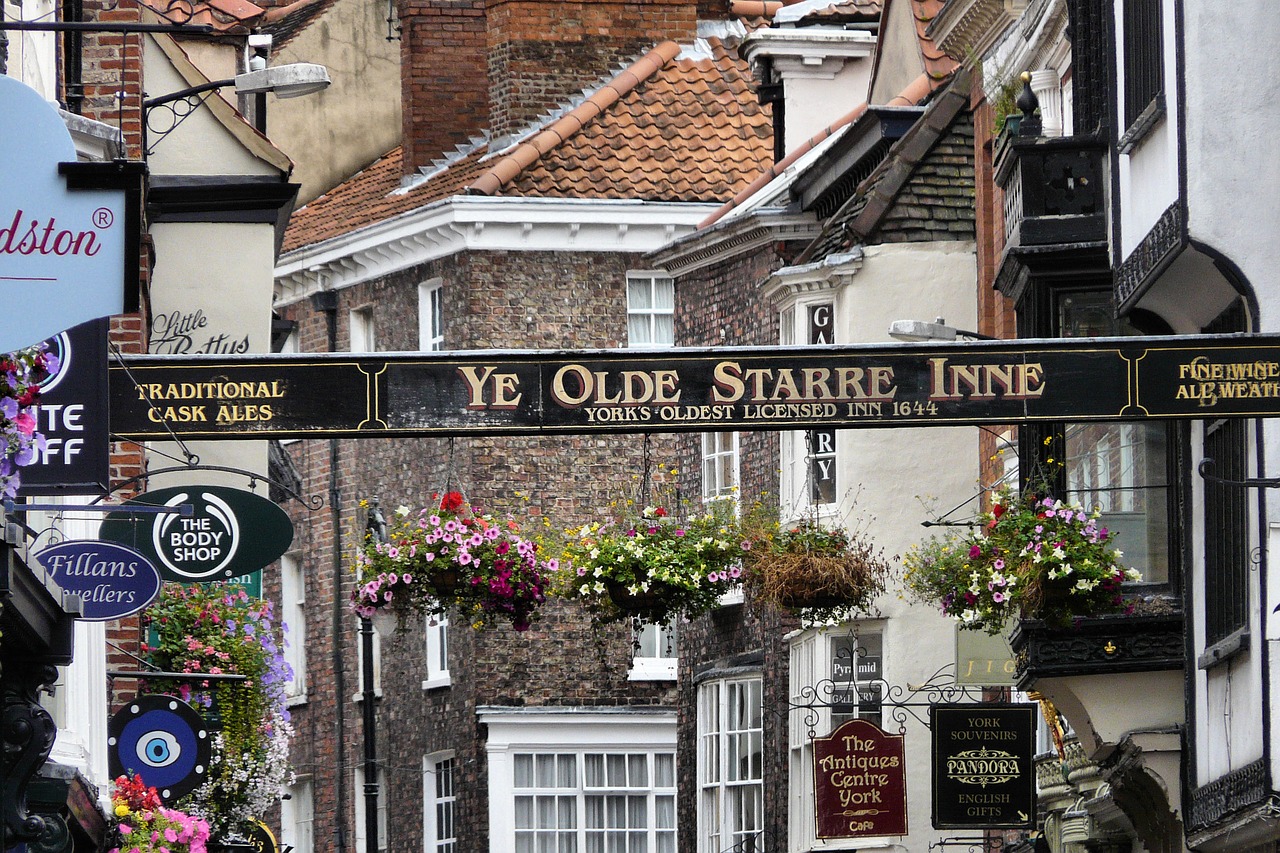 Cosa vedere a York strada di York con insegne e cartelli dei negozi