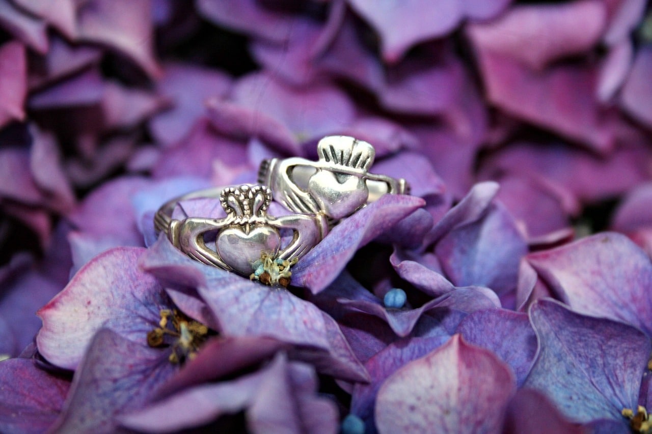 Il Claddagh Ring, un anello leggendario Claddagh rings engagement
