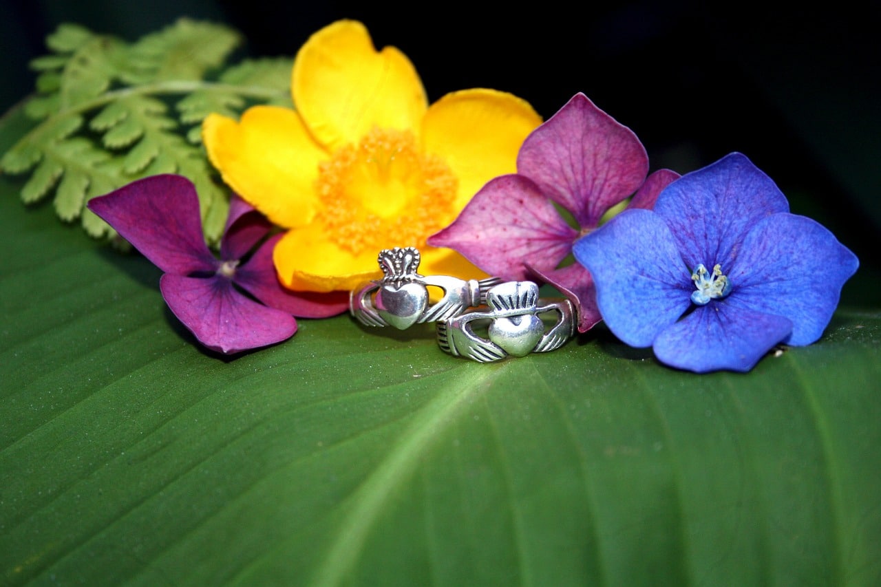 Il Claddagh Ring, un anello leggendario Claddagh rings e fiori