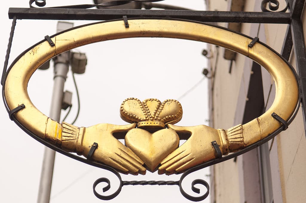 Il Claddagh Ring, un anello leggendario Claddagh ring insegna