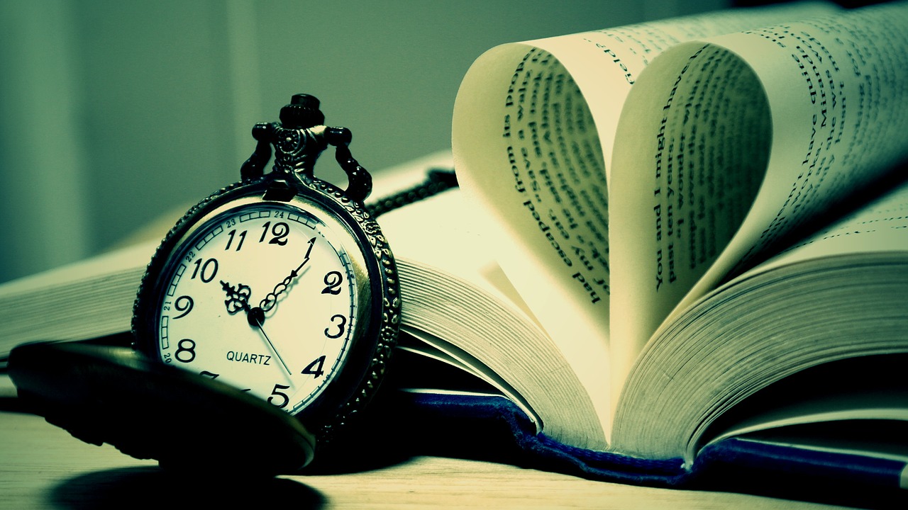 10 libri da leggere in inglese libro con pagine piegate a forma di cuore e orologio da taschino